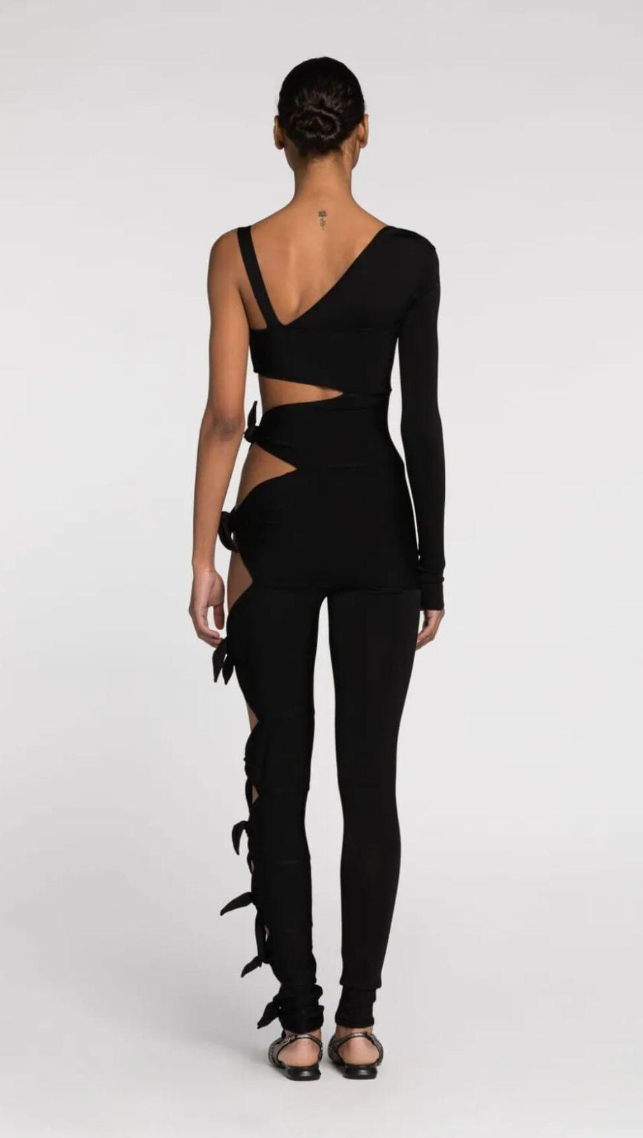 CUT-OUT-JUMPSUIT MIT EINEM ÄRMEL IN SCHWARZ