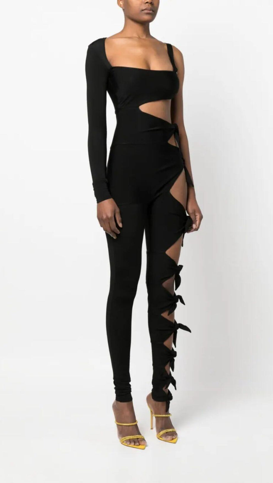 CUT-OUT-JUMPSUIT MIT EINEM ÄRMEL IN SCHWARZ