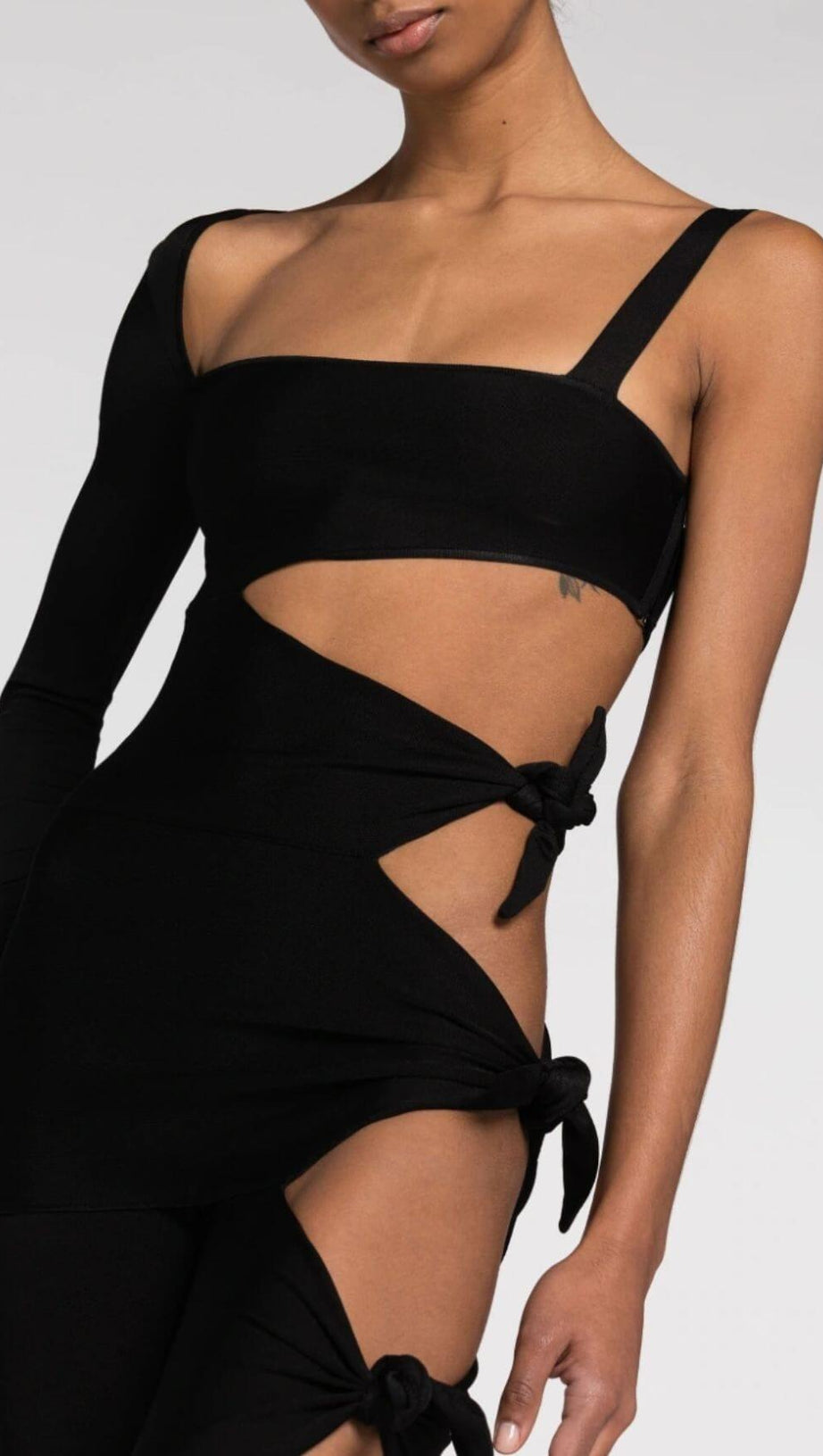 CUT-OUT-JUMPSUIT MIT EINEM ÄRMEL IN SCHWARZ