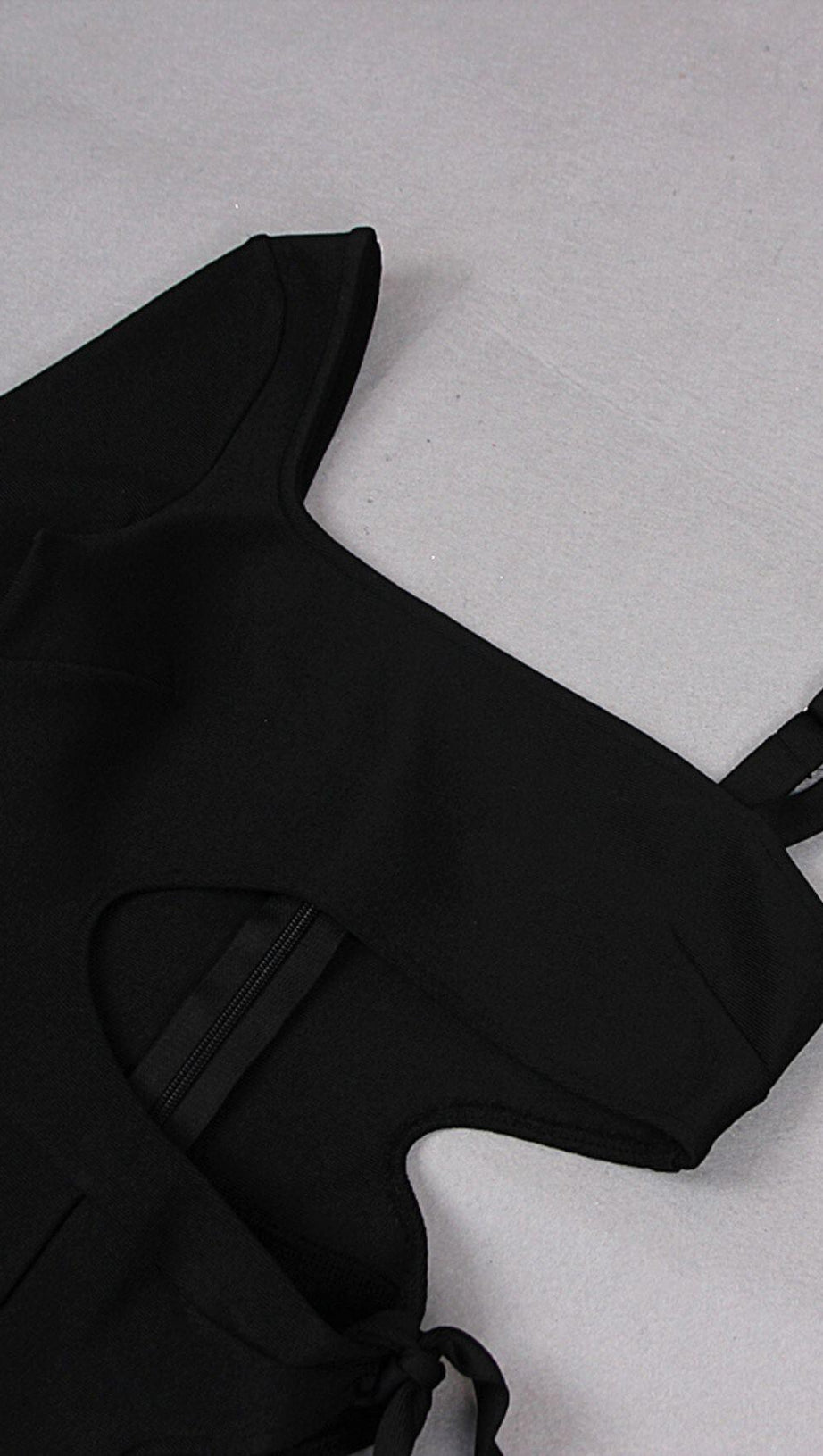 CUT-OUT-JUMPSUIT MIT EINEM ÄRMEL IN SCHWARZ