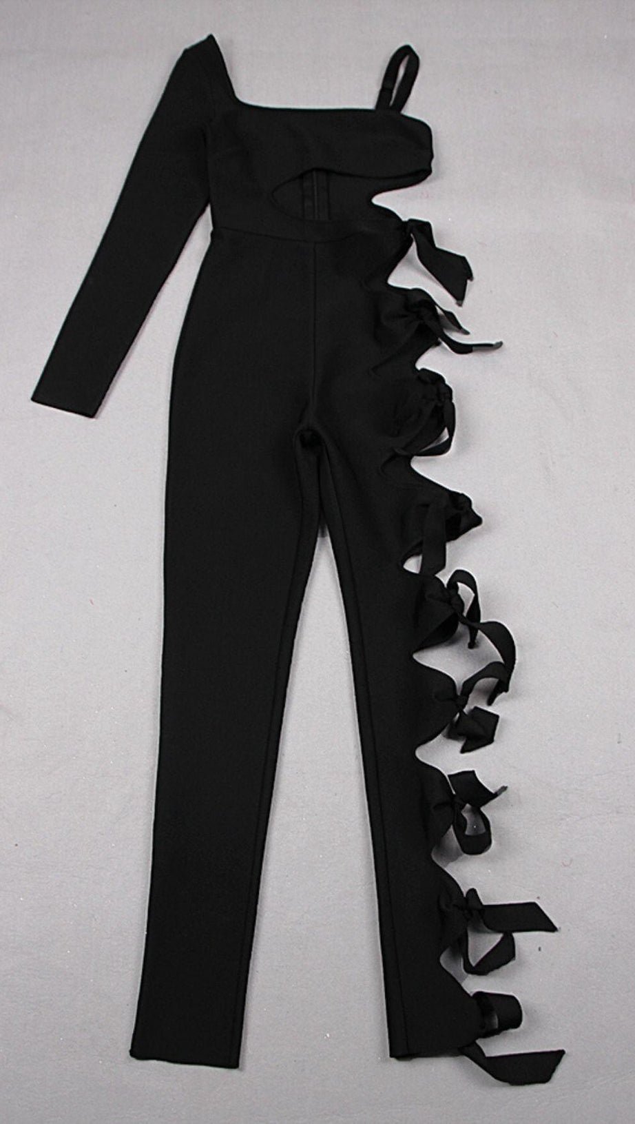 CUT-OUT-JUMPSUIT MIT EINEM ÄRMEL IN SCHWARZ