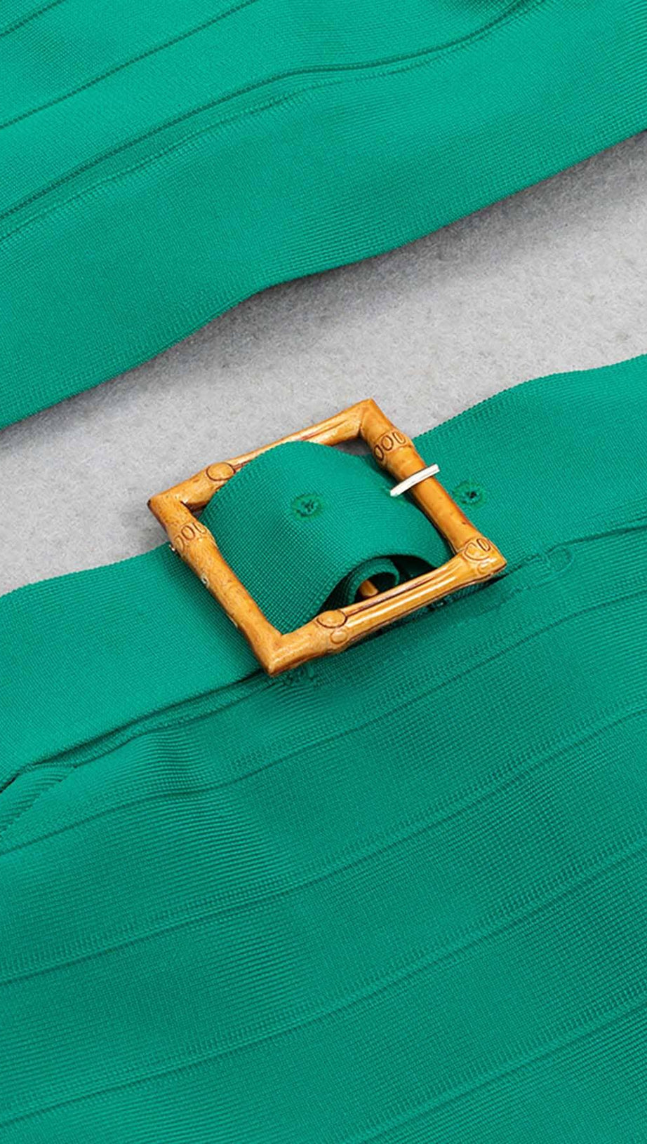 ZWEITEILIGES MIDIKLEID MIT AUSSCHNITT IN JADE