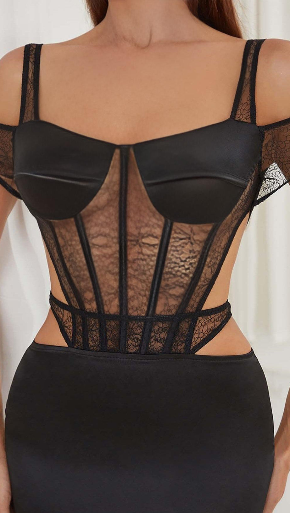 MIDIKLEID AUS CUTOUT-KORSETTSPITZE IN SCHWARZ