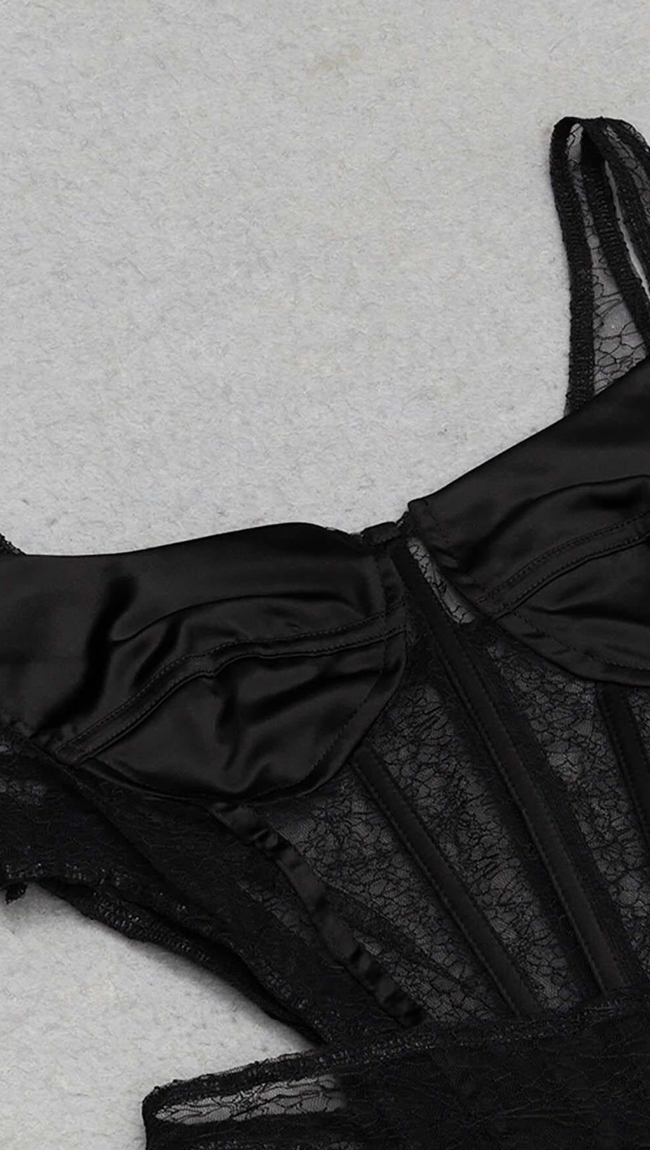 MIDIKLEID AUS CUTOUT-KORSETTSPITZE IN SCHWARZ