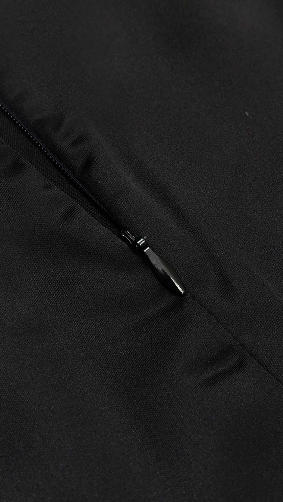 MIDIKLEID AUS CUTOUT-KORSETTSPITZE IN SCHWARZ