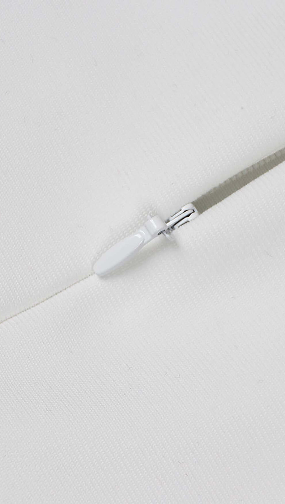 HIGH-LOW-KLEID MIT CUTOUT-KRISTALLEN IN WEISS