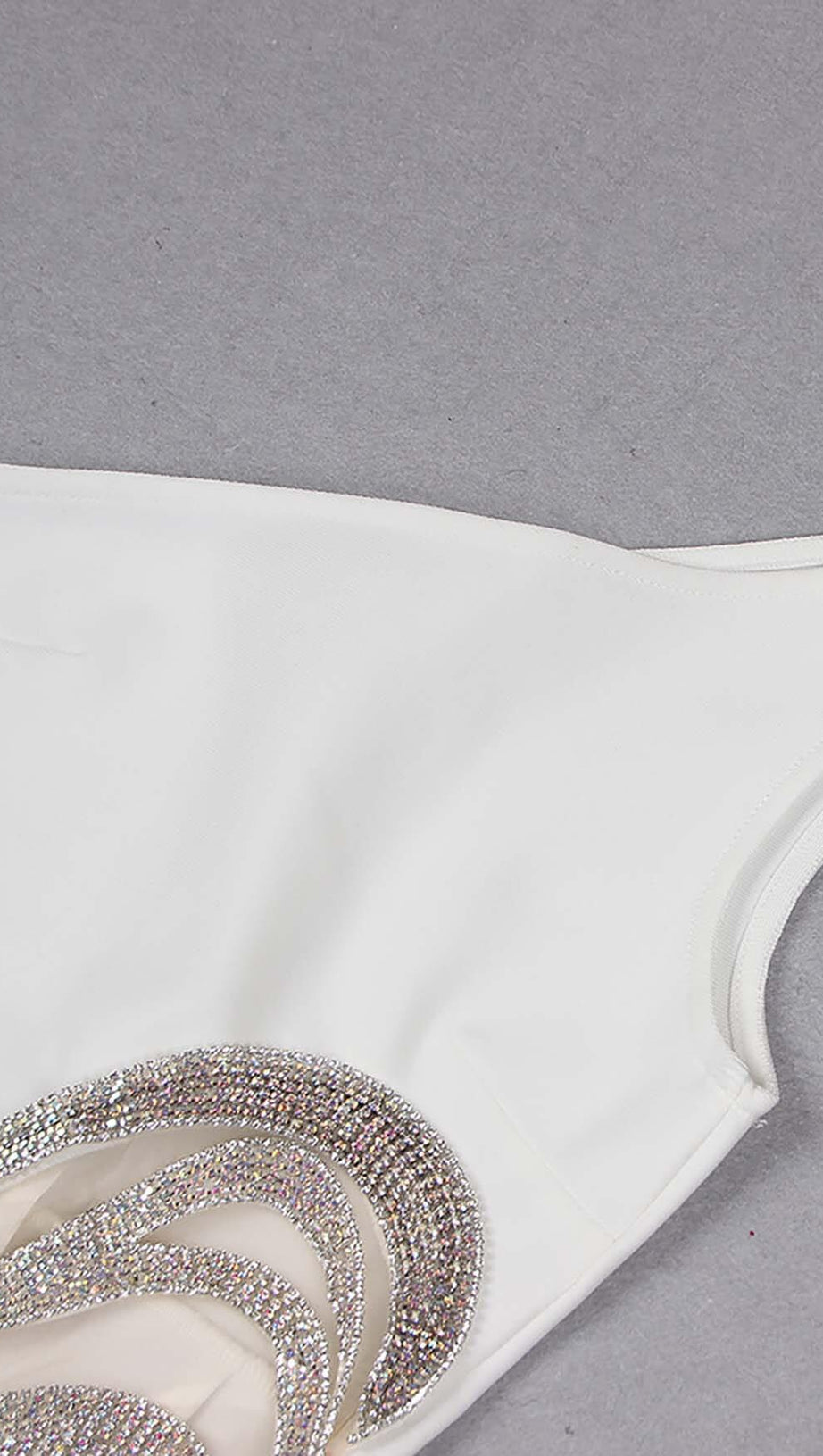 HIGH-LOW-KLEID MIT CUTOUT-KRISTALLEN IN WEISS