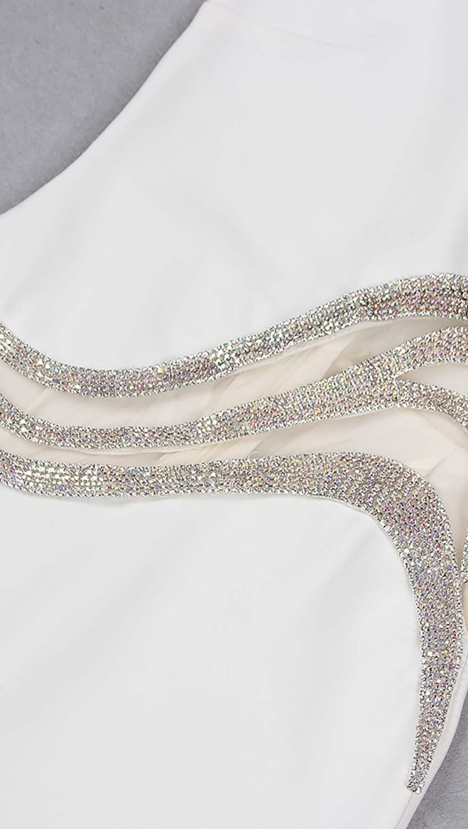 HIGH-LOW-KLEID MIT CUTOUT-KRISTALLEN IN WEISS