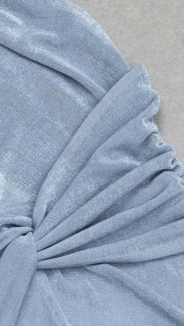 MIDIKLEID MIT AUSSCHNITT UND NECKHOLDER IN MISTY SKY