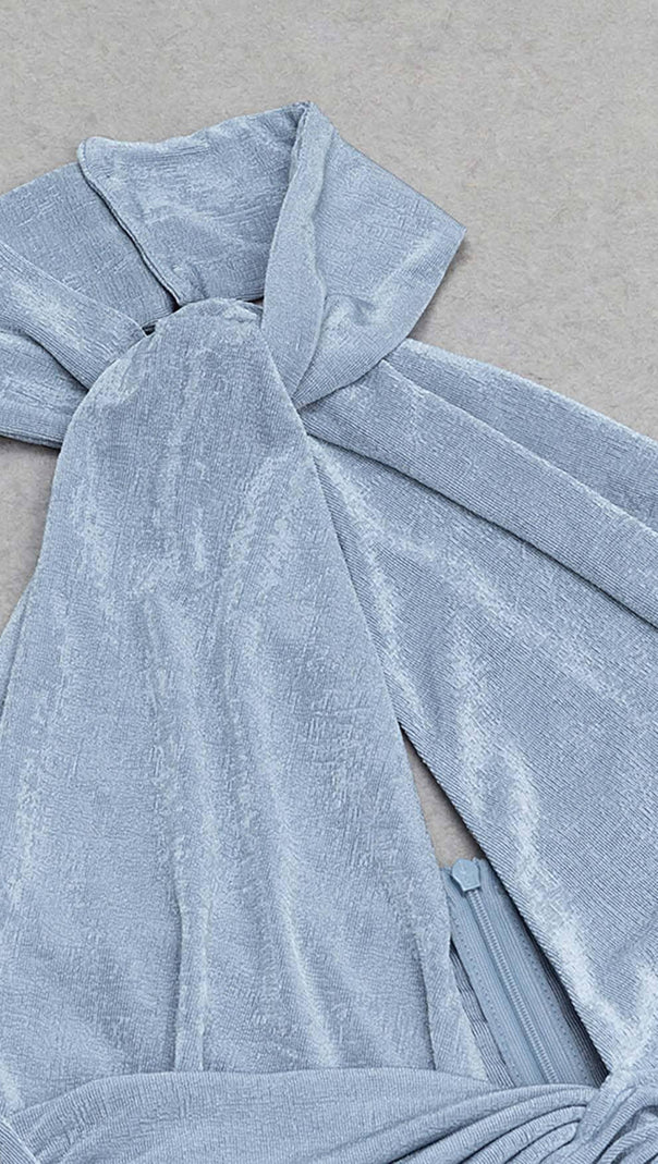 MIDIKLEID MIT AUSSCHNITT UND NECKHOLDER IN MISTY SKY