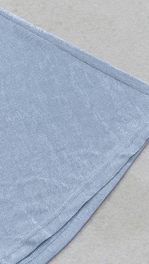 MIDIKLEID MIT AUSSCHNITT UND NECKHOLDER IN MISTY SKY