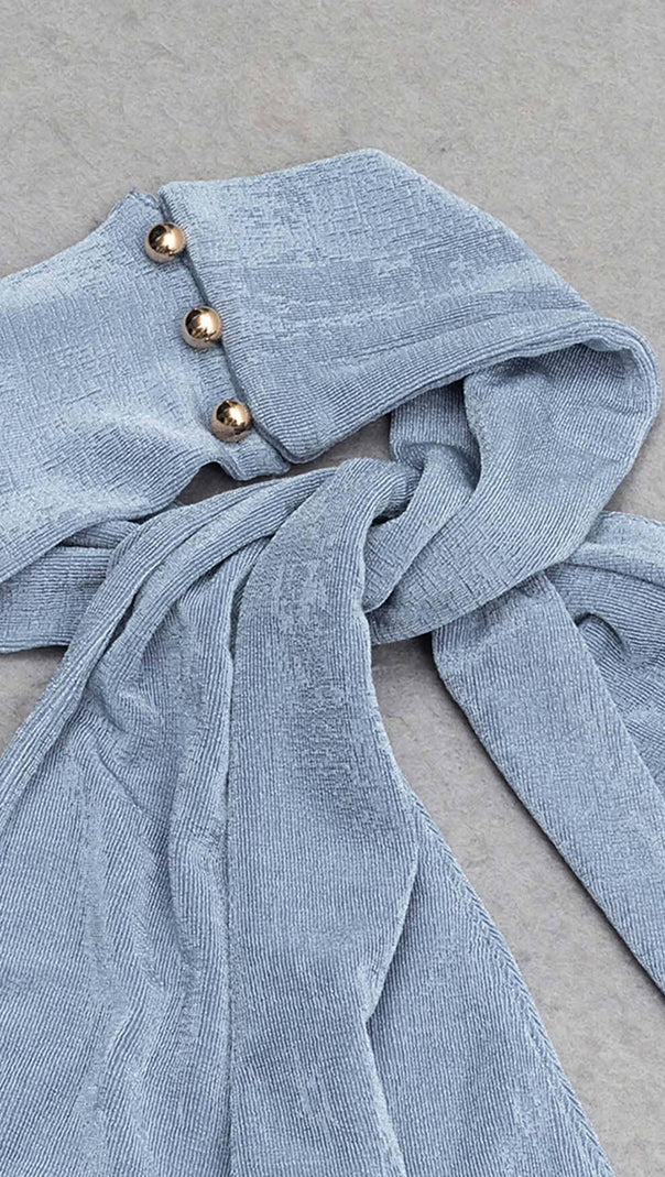 MIDIKLEID MIT AUSSCHNITT UND NECKHOLDER IN MISTY SKY