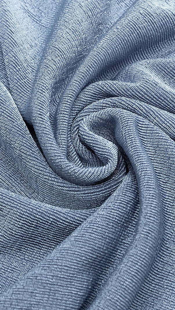 MIDIKLEID MIT AUSSCHNITT UND NECKHOLDER IN MISTY SKY