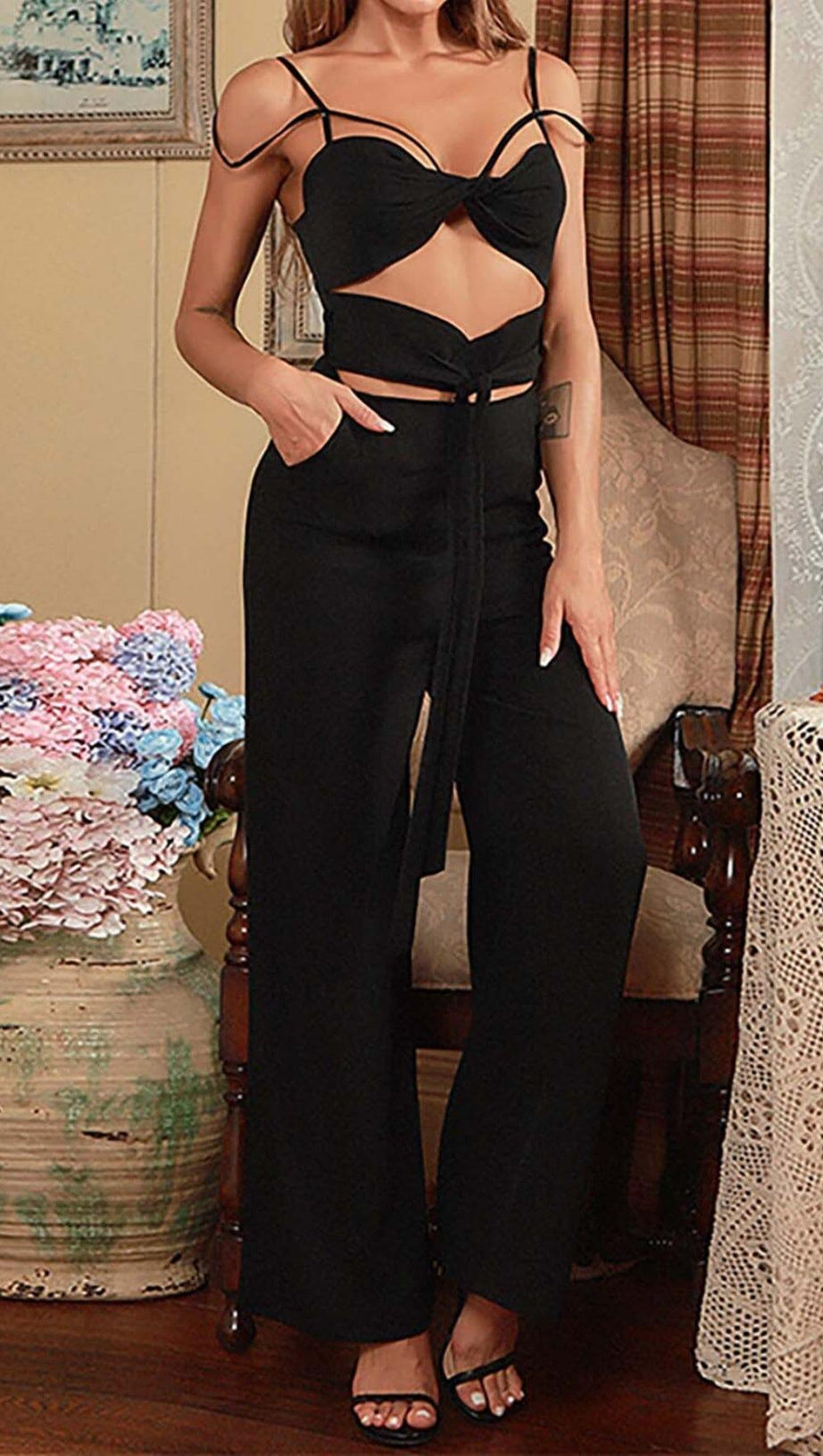 Ärmelloser Jumpsuit mit Cut-outs in Schwarz