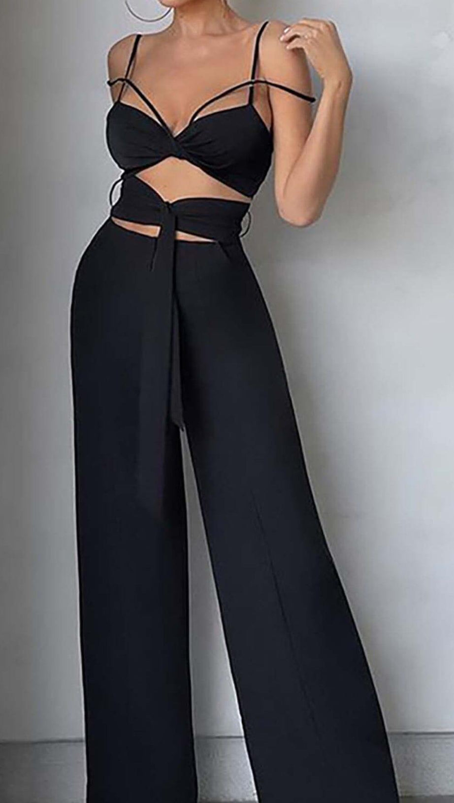 Ärmelloser Jumpsuit mit Cut-outs in Schwarz