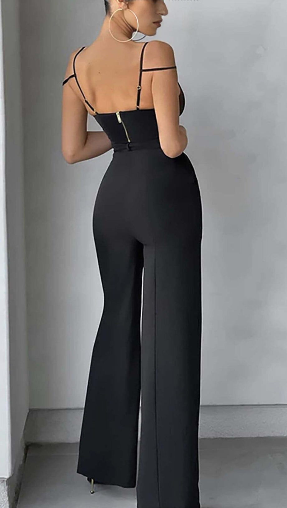 Ärmelloser Jumpsuit mit Cut-outs in Schwarz