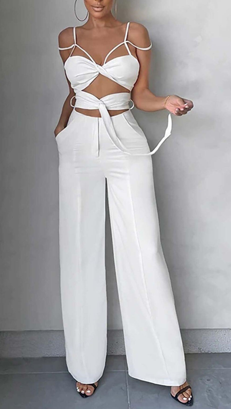 Ärmelloser Jumpsuit mit Cut-outs in Weiß