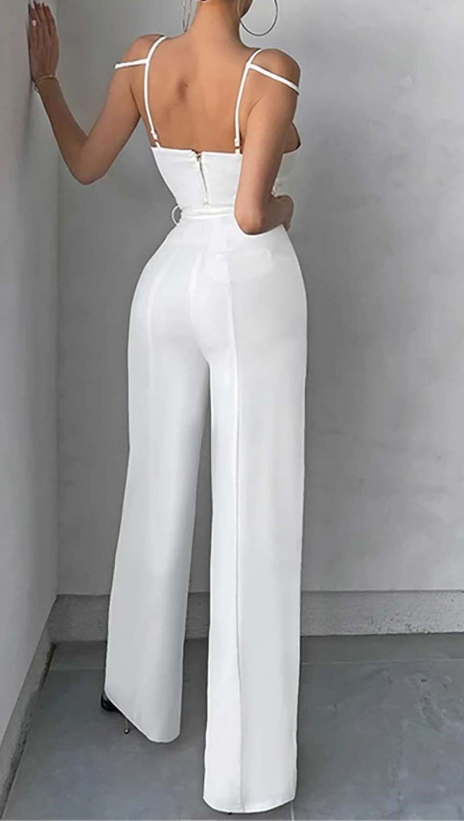 Ärmelloser Jumpsuit mit Cut-outs in Weiß