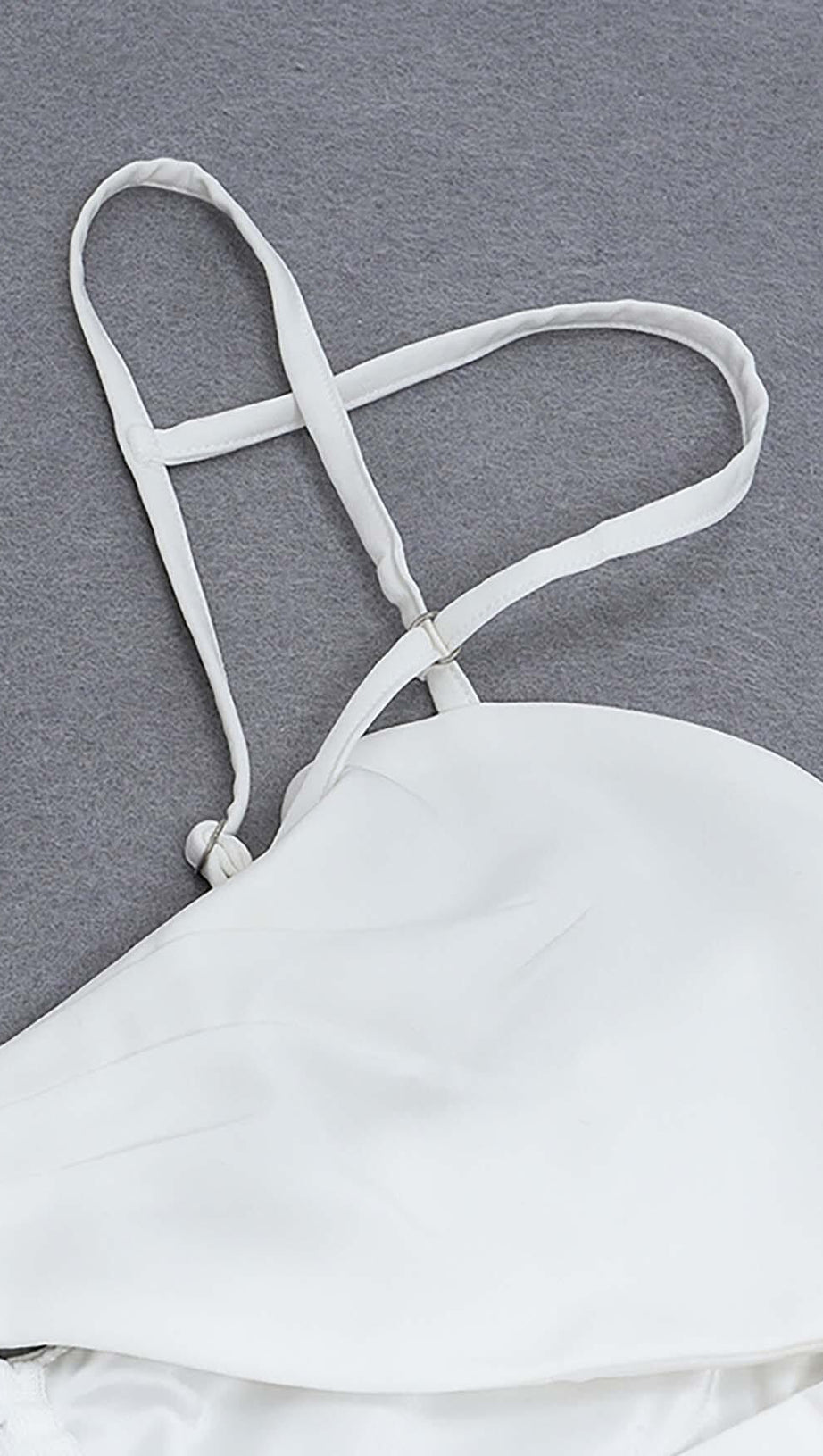 Ärmelloser Jumpsuit mit Cut-outs in Weiß