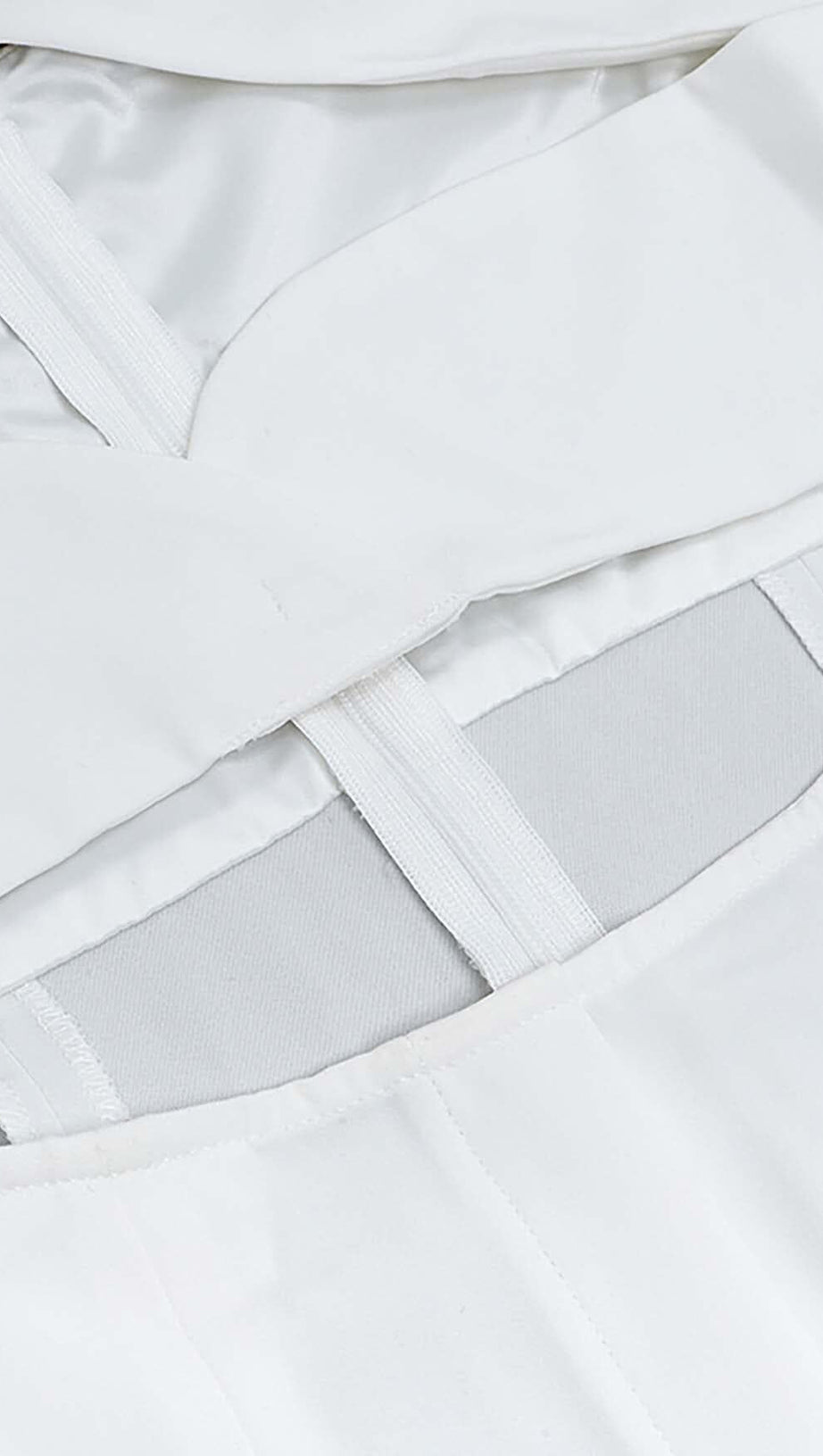 Ärmelloser Jumpsuit mit Cut-outs in Weiß