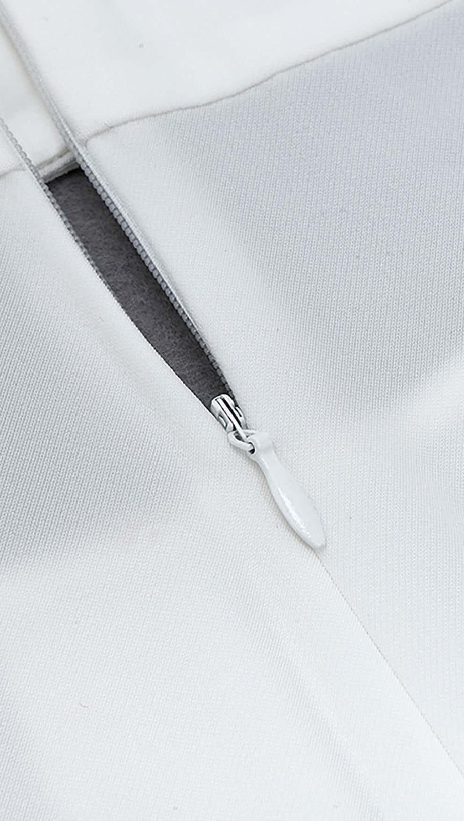 Ärmelloser Jumpsuit mit Cut-outs in Weiß