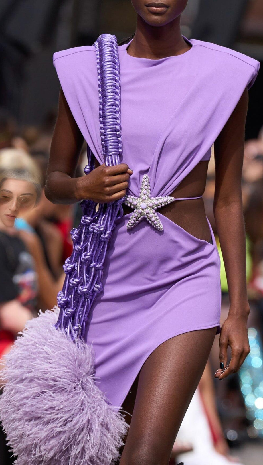 MIDIKLEID MIT VERZIERUNGEN AUS KRISTALL IN LAVENDEL