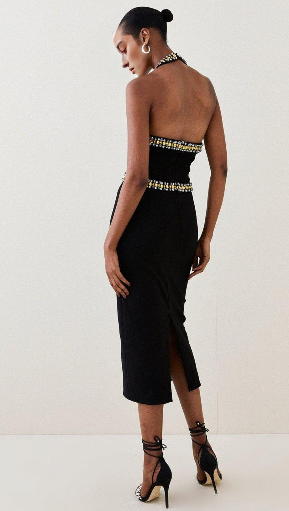 Verziertes Neckholder-Midikleid in Schwarz