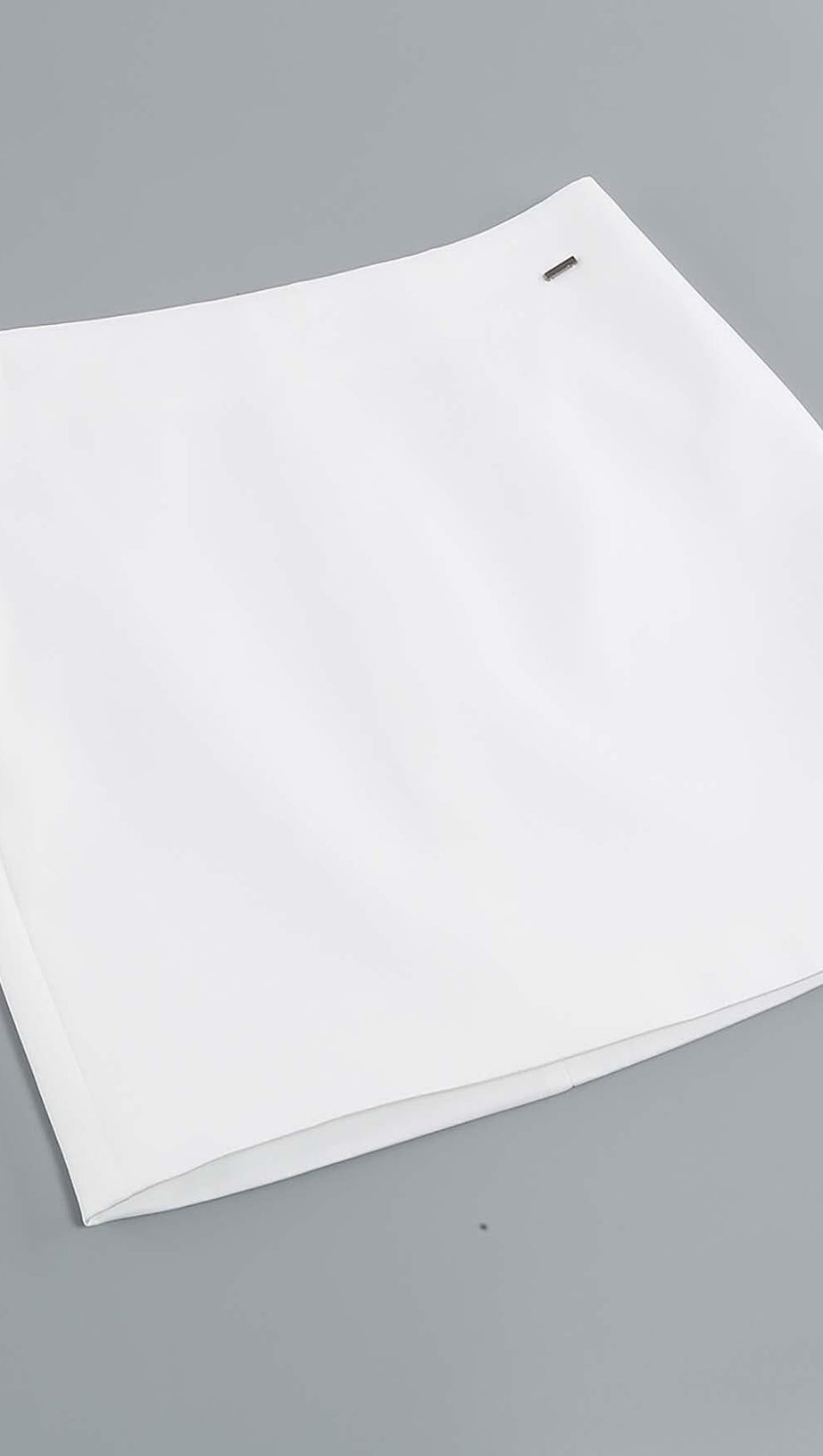 GIACCA DI PIUME E GONNA CORTA IN BIANCO