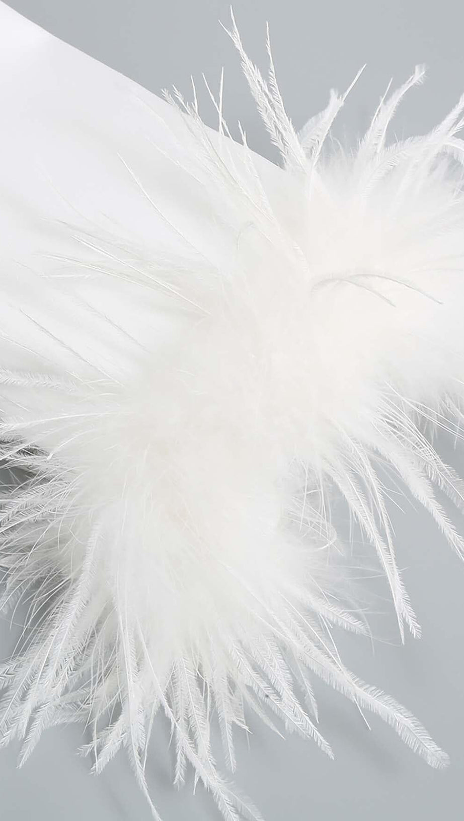 GIACCA DI PIUME E GONNA CORTA IN BIANCO