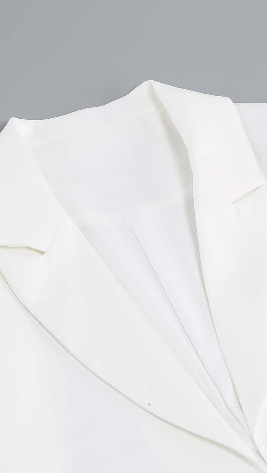 GIACCA DI PIUME E GONNA CORTA IN BIANCO