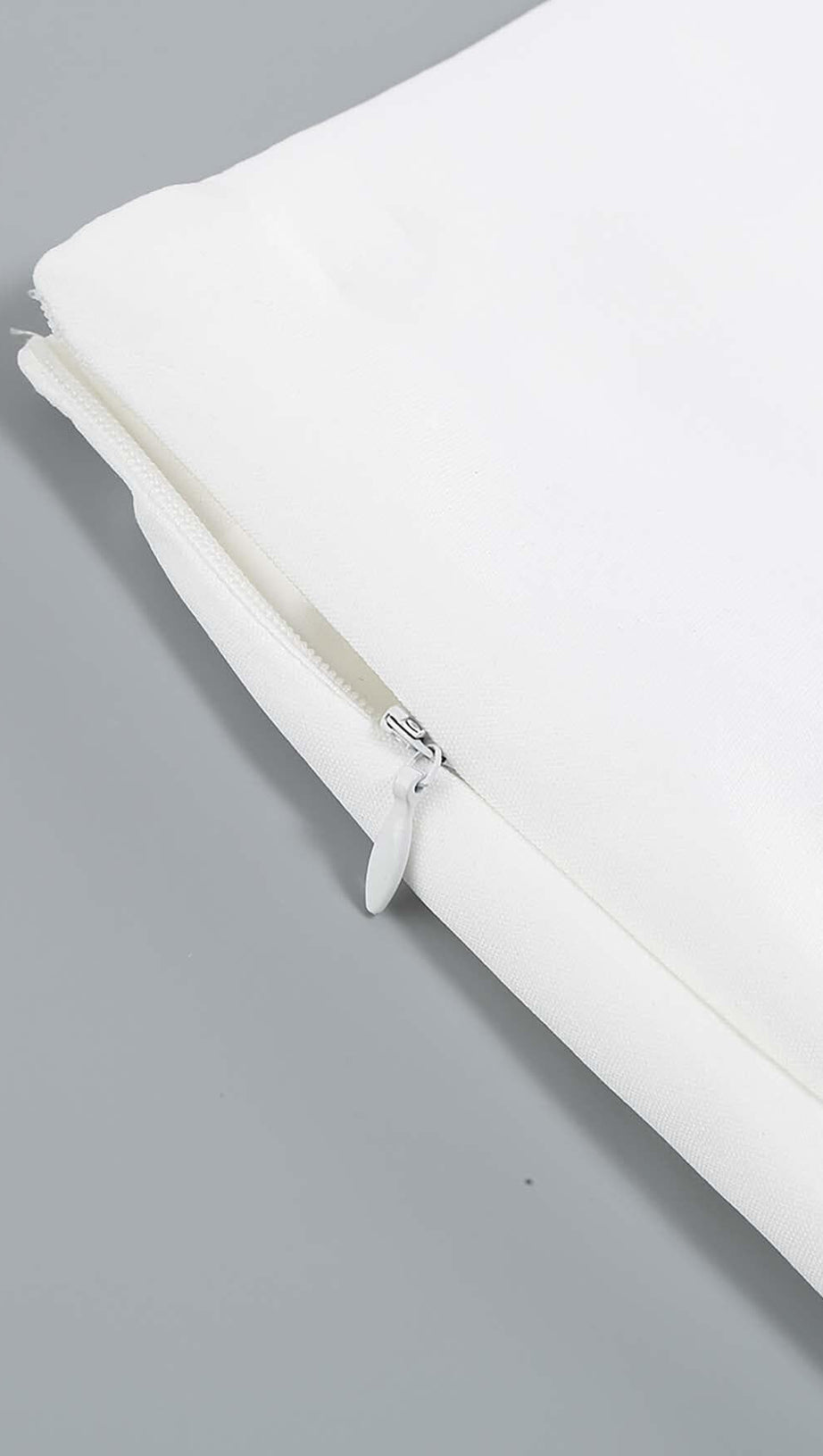 GIACCA DI PIUME E GONNA CORTA IN BIANCO