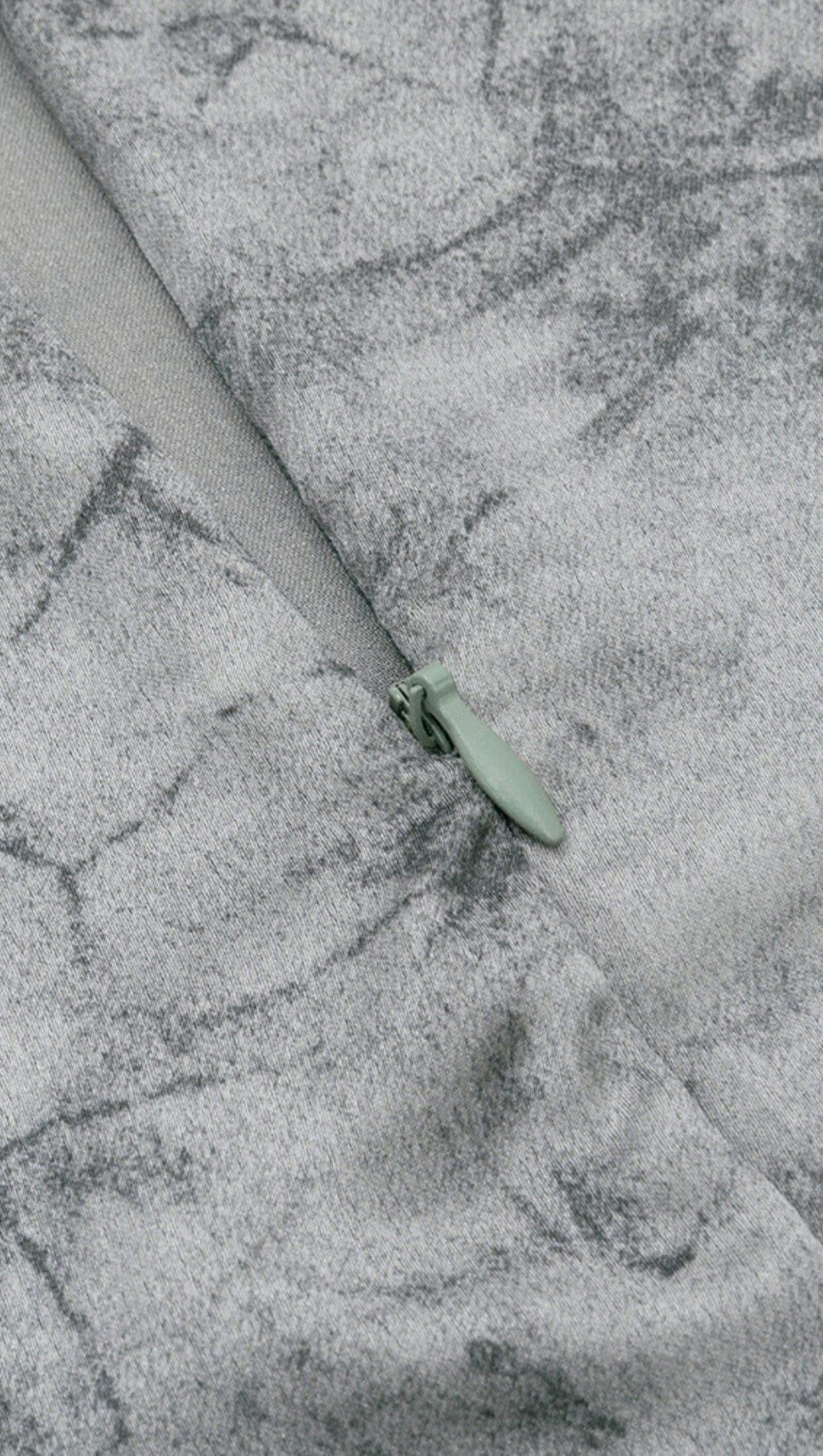 Rückenfreies Midikleid mit Blumenmuster in Grau