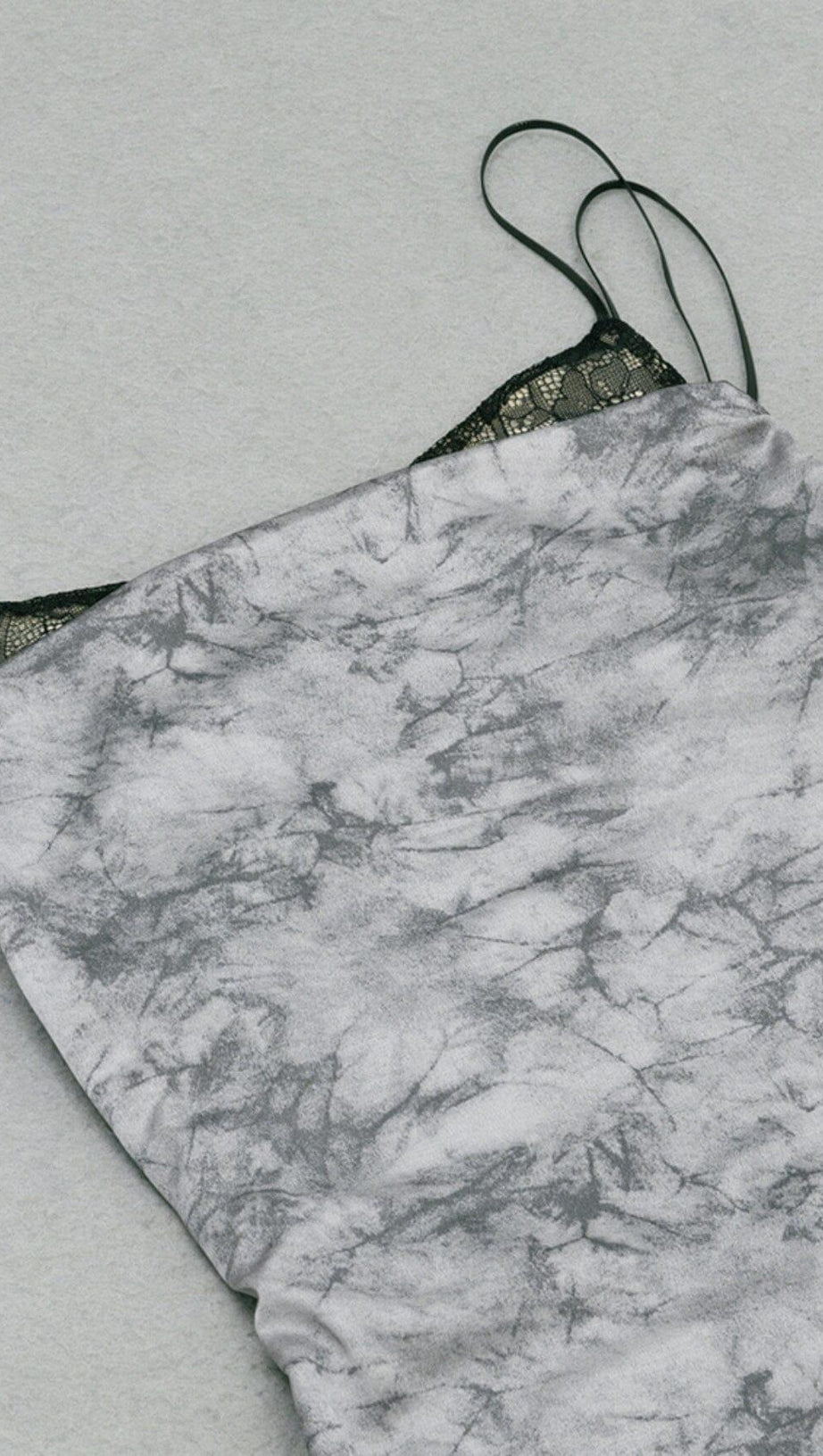 Rückenfreies Midikleid mit Blumenmuster in Grau