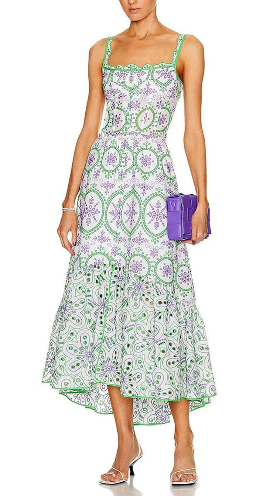 ABITO LUNGO RICAMATO CON OCCHIELLI FLOREALI E PETALI DI ROSA