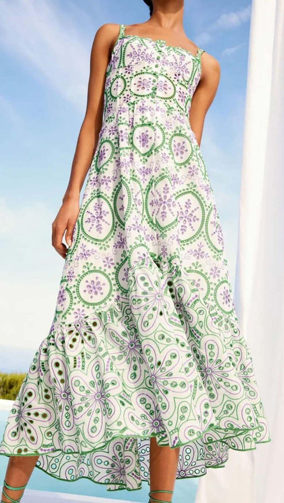 ABITO LUNGO RICAMATO CON OCCHIELLI FLOREALI E PETALI DI ROSA