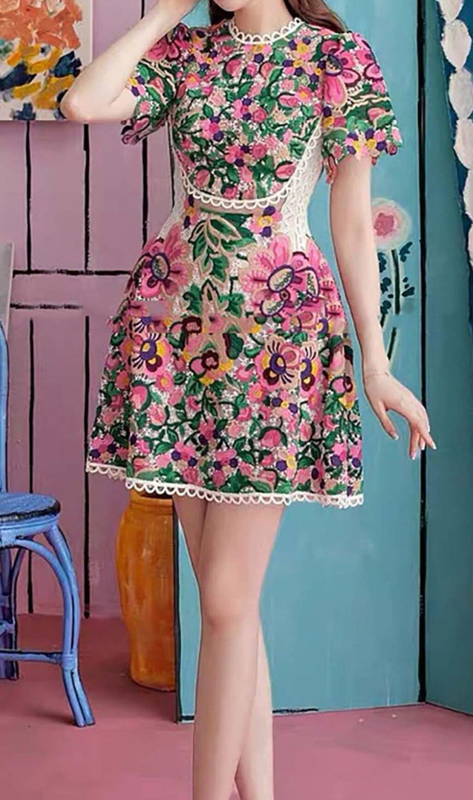 Spitzenkleid mit Blumenstickerei in Lippenstift