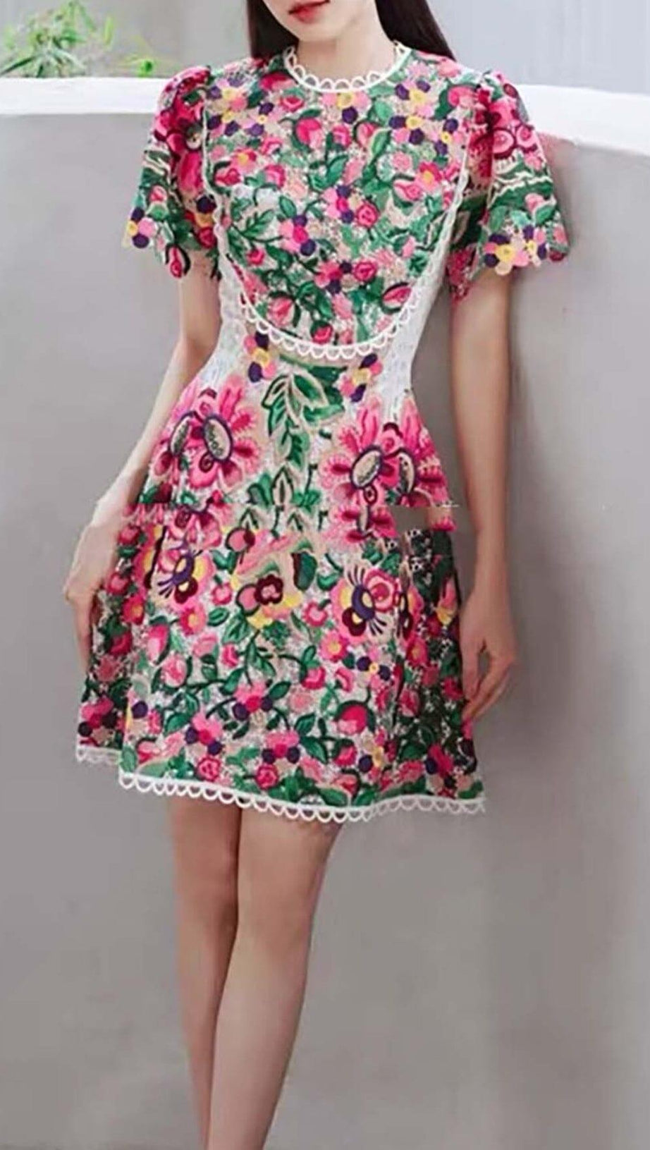 ABITO IN PIZZO CON RICAMI FLOREALI IN ROSSETTO