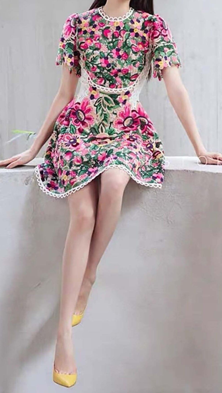 ABITO IN PIZZO CON RICAMI FLOREALI IN ROSSETTO