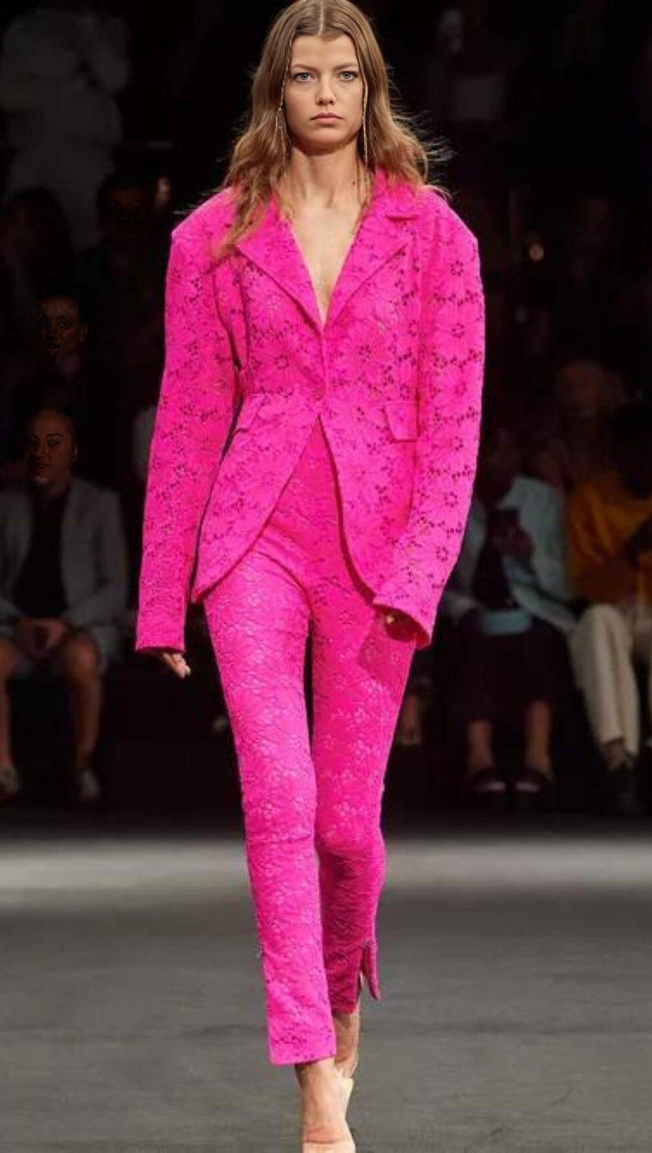 ABITO DUE PEZZI IN PIZZO CON RICAMI FLOREALI ROSA