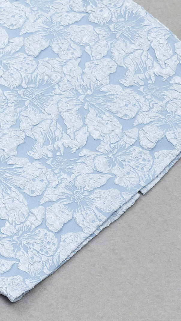 MIDIKLEID MIT BLUMENPRINT UND PUFFÄRMELN IN CLEAR SKY