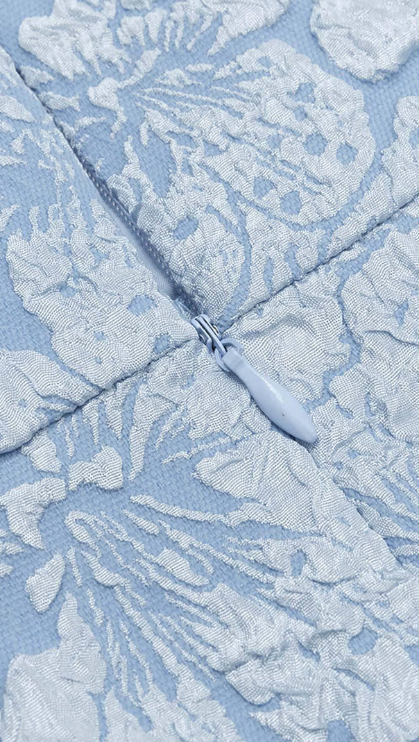 MIDIKLEID MIT BLUMENPRINT UND PUFFÄRMELN IN CLEAR SKY