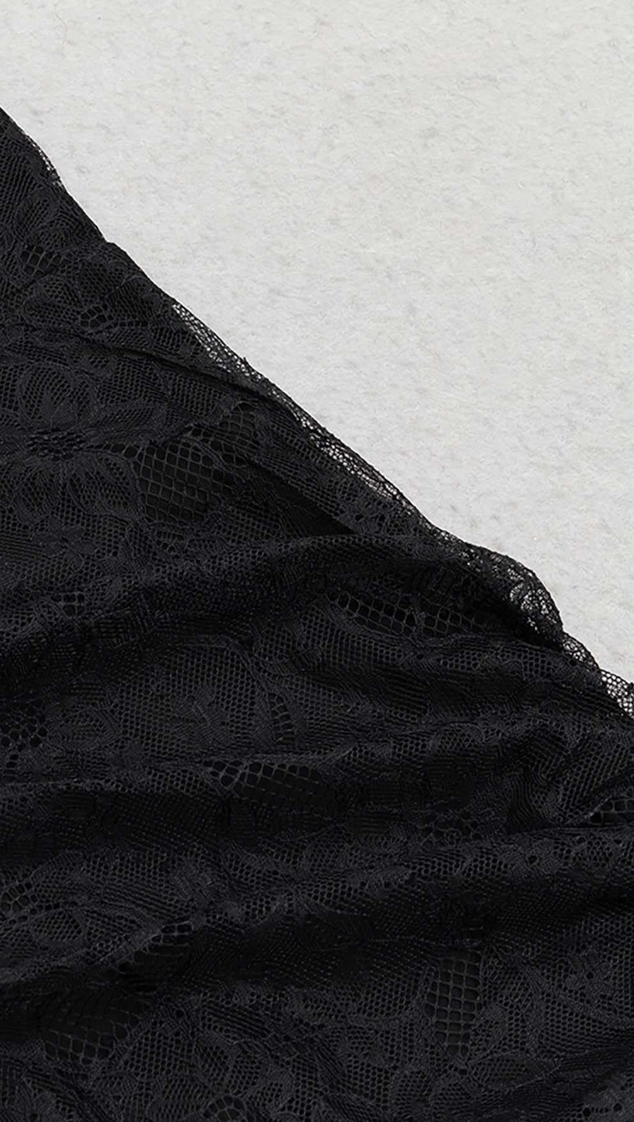 MIDIKLEID AUS SPITZE MIT BLUMENAPPLIKATIONEN IN SCHWARZ