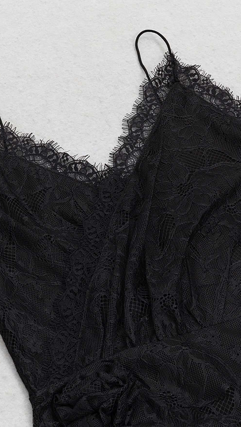 MIDIKLEID AUS SPITZE MIT BLUMENAPPLIKATIONEN IN SCHWARZ