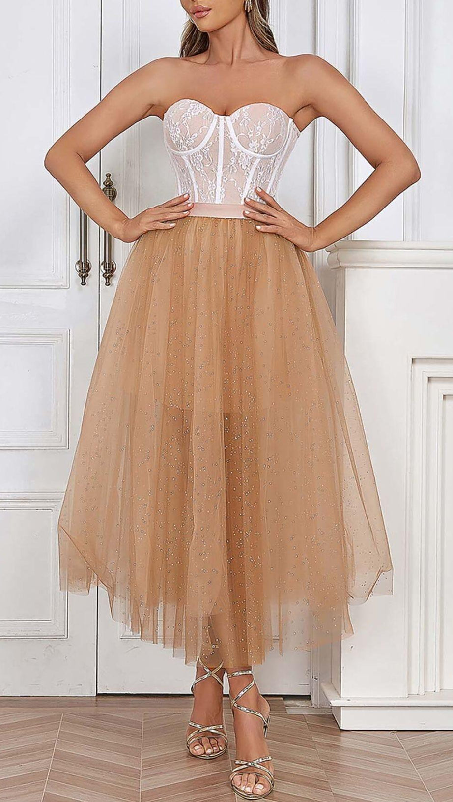 MIDIKLEID MIT SPITZENKORSETTSAUM IN BRAUN