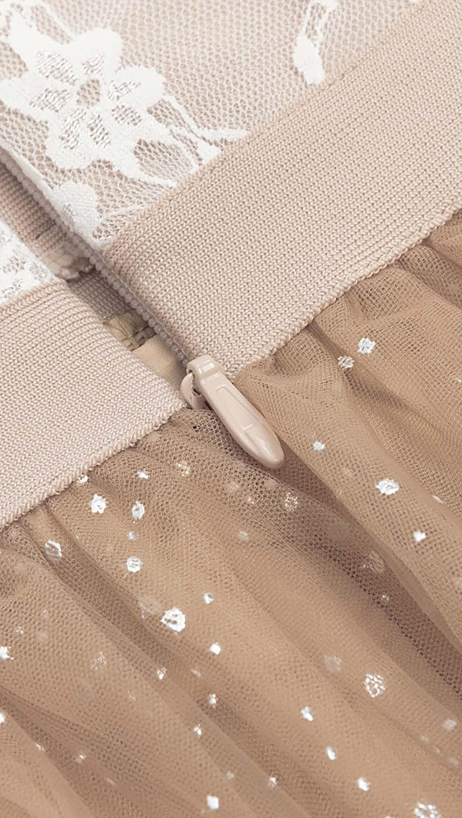 MIDIKLEID MIT SPITZENKORSETTSAUM IN BRAUN