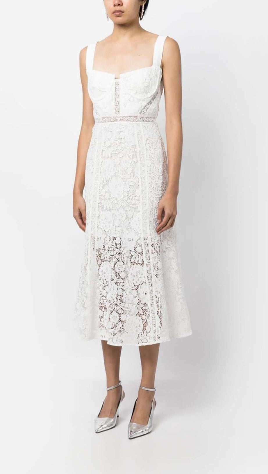 MIDIKLEID MIT SPITZENDETAILS IN WEISS