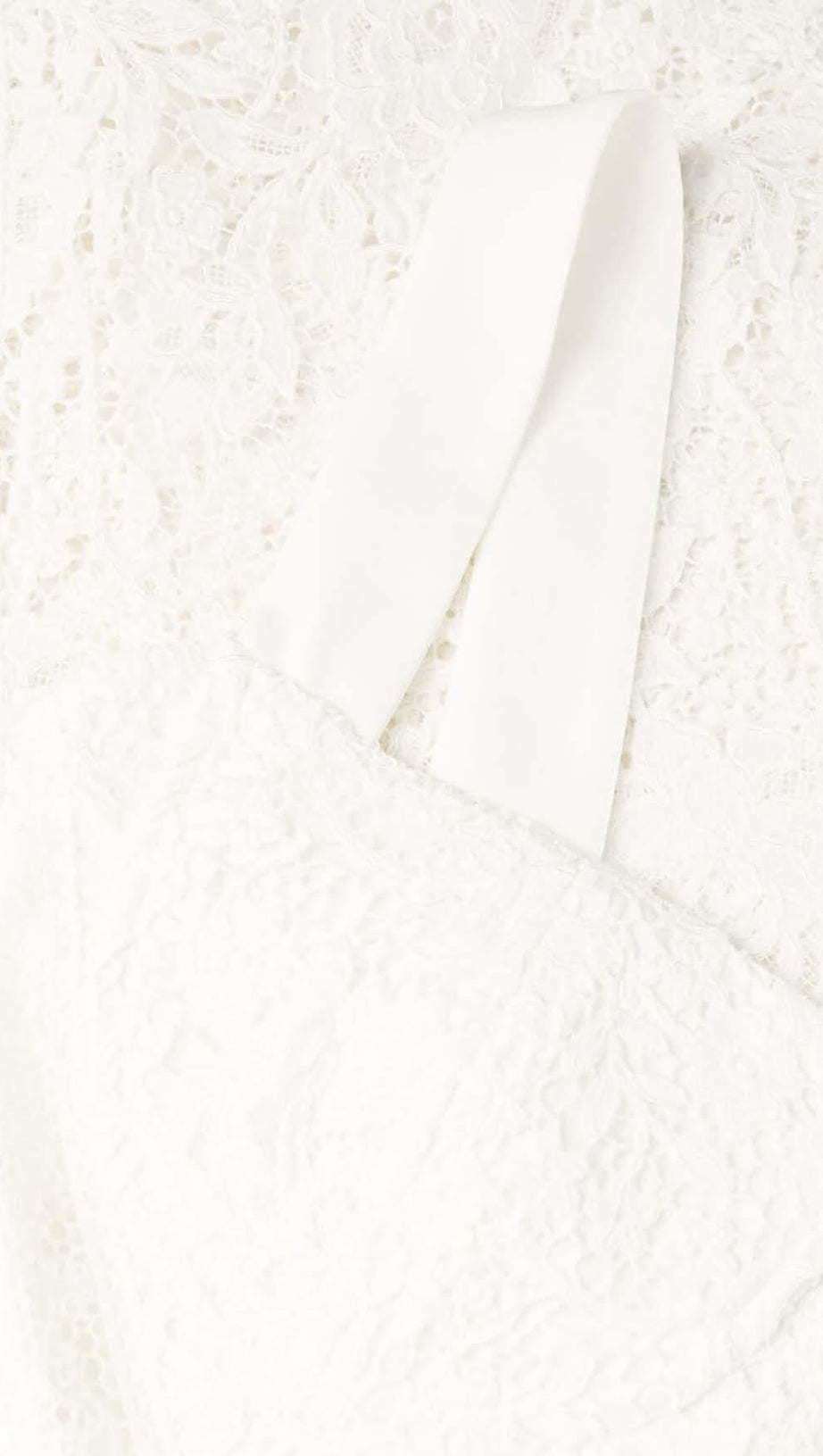 MIDIKLEID MIT SPITZENDETAILS IN WEISS