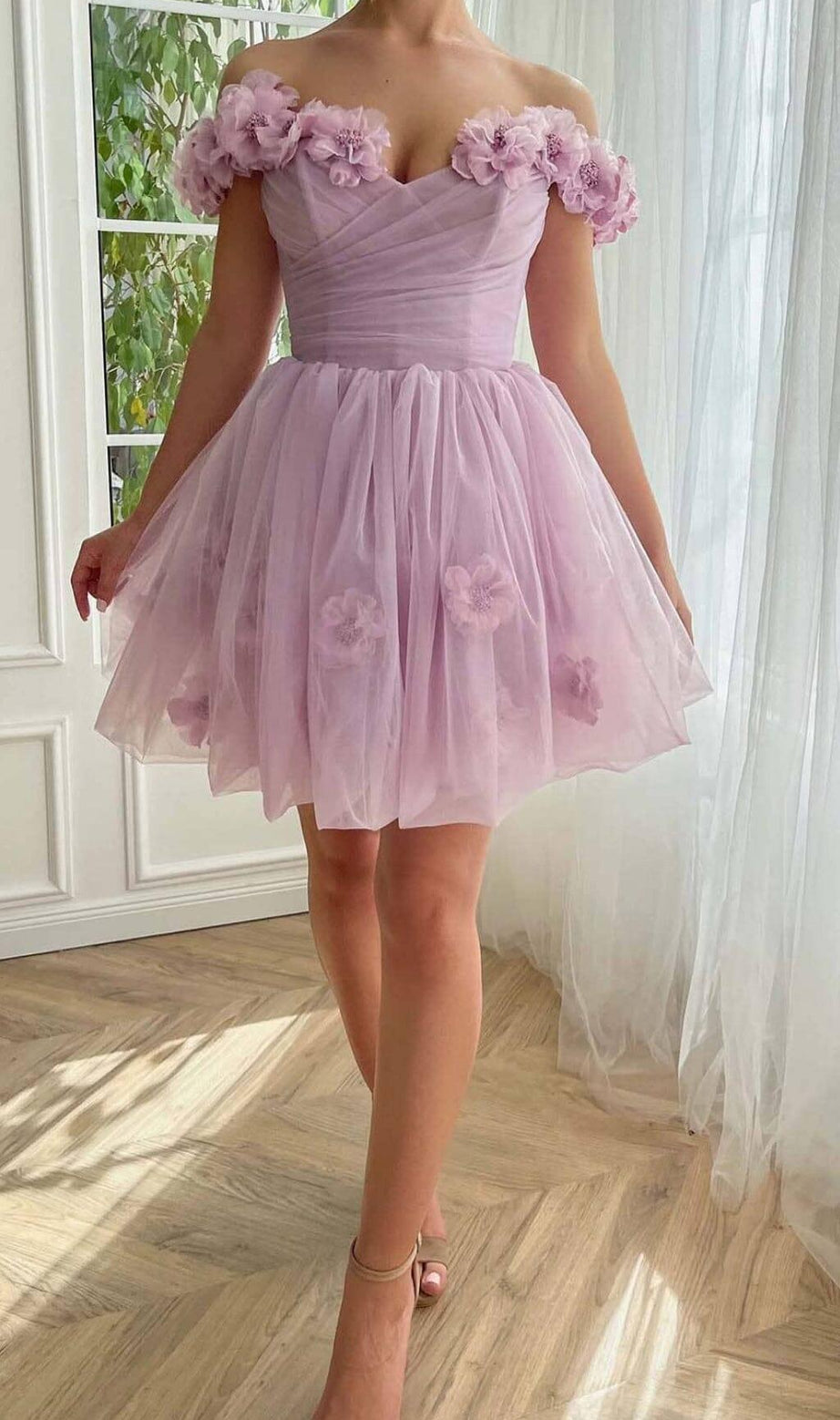MINIKLEID AUS SPITZE MIT BLUMENVERZIERUNG IN FLIEDER