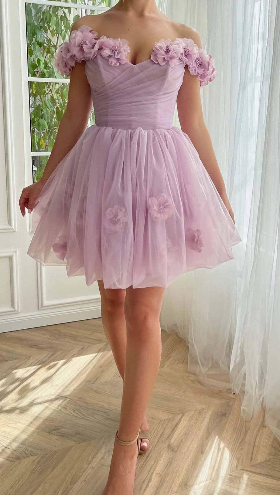 MINIKLEID AUS SPITZE MIT BLUMENVERZIERUNG IN FLIEDER