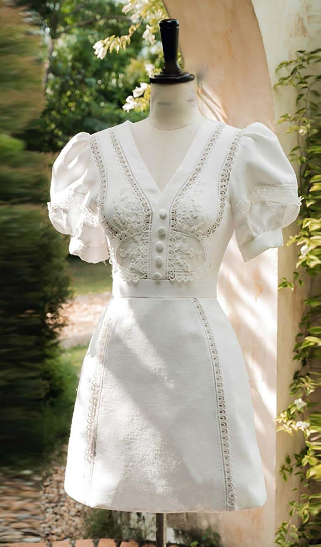 MIDIKLEID MIT SPITZENPUFFÄRMELN IN WEISS